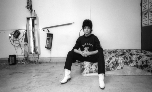 Alan Vega dans son loft de Fulton Street, New York, 1981. Photo : Ari Marcopoulos © 2012. 