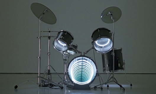 Drums, 2009 Neon lighting, plywood, metal, mirror, electric energy 122 x 160 x 122 cm 48 x 63 x 48 in. Drums, 2009 Neon lighting, plywood, metal, mirror, electric energy 122 x 160 x 122 cm 48 x 63 x 48 in.