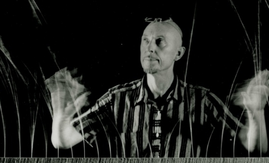 Len Lye with his kinetic sculpture Grass 1961 – 1965 © the Len Lye Foundation.
