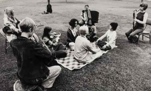 Pauline Oliveros et le ♀ Ensemble interprétant la Méditation Sonore "Teach Yourself to Fly", 1970, Rancho Santa Fe, CA. Documents de Pauline Oliveros. Mandeville Special Collections | Library, Université de Californie, San Diego. Photographe inconnu·e. Courtesy de The Pauline OliverosTrust -(PaulineOliveros.us -Members ASCAP)