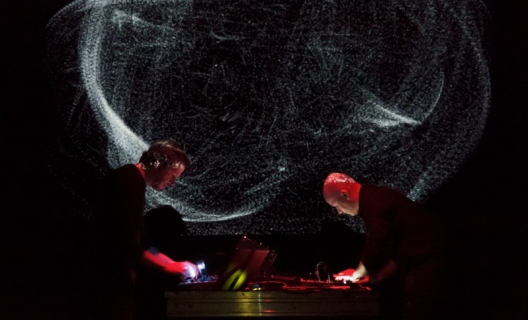 Tempest, Franck Vigroux (musique) et Antoine Schmitt (images) Tempest, Franck Vigroux (musique) et Antoine Schmitt (images)