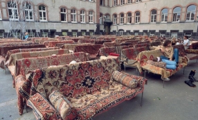 Franz West, « Auditorium » (documenta 9, 1992). Centre national des arts plastiques. Dépôt au Centre Pompidou, Musée national d’art moderne, Paris.