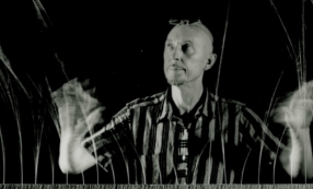 Len Lye with his kinetic sculpture Grass 1961 – 1965 © the Len Lye Foundation.