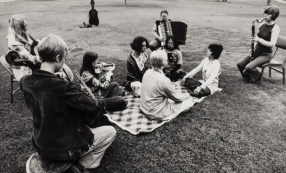 Pauline Oliveros et le ♀ Ensemble interprétant la Méditation Sonore "Teach Yourself to Fly", 1970, Rancho Santa Fe, CA. Documents de Pauline Oliveros. Mandeville Special Collections | Library, Université de Californie, San Diego. Photographe inconnu·e. Courtesy de The Pauline OliverosTrust -(PaulineOliveros.us -Members ASCAP)