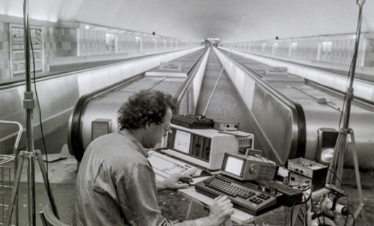 Max Neuhaus at Metro Montparnasse station, Paris, 1985. Ph. Florian Kleinefenn